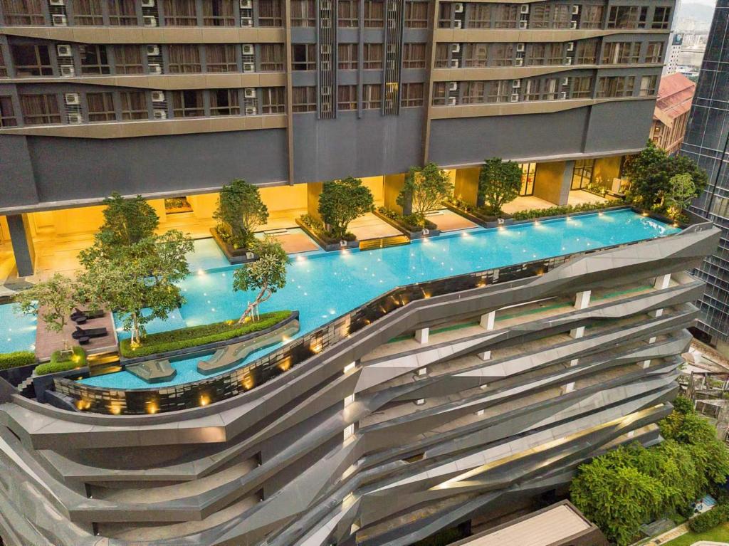 uma vista panorâmica de um grande edifício com piscina em WSD Times 8 Luxury Hotels & Residences em Kuala Lumpur