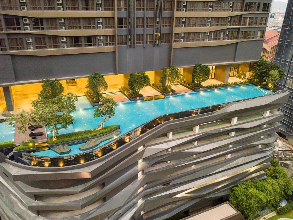 vista sul tetto di un grande edificio con piscina di 8 Kia Peng KLCC by WSD a Kuala Lumpur