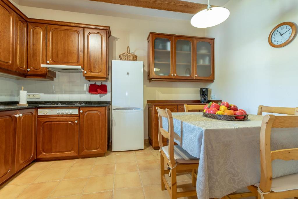 Kuchyňa alebo kuchynka v ubytovaní Villa La Sort Gran in Pollensa By homevillas360