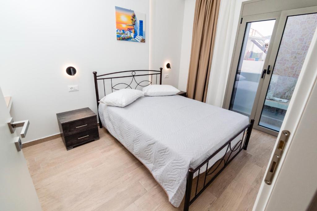 Postel nebo postele na pokoji v ubytování Chrysoula seaside apartment