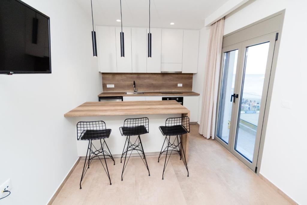 Kuchyň nebo kuchyňský kout v ubytování Chrysoula seaside apartment