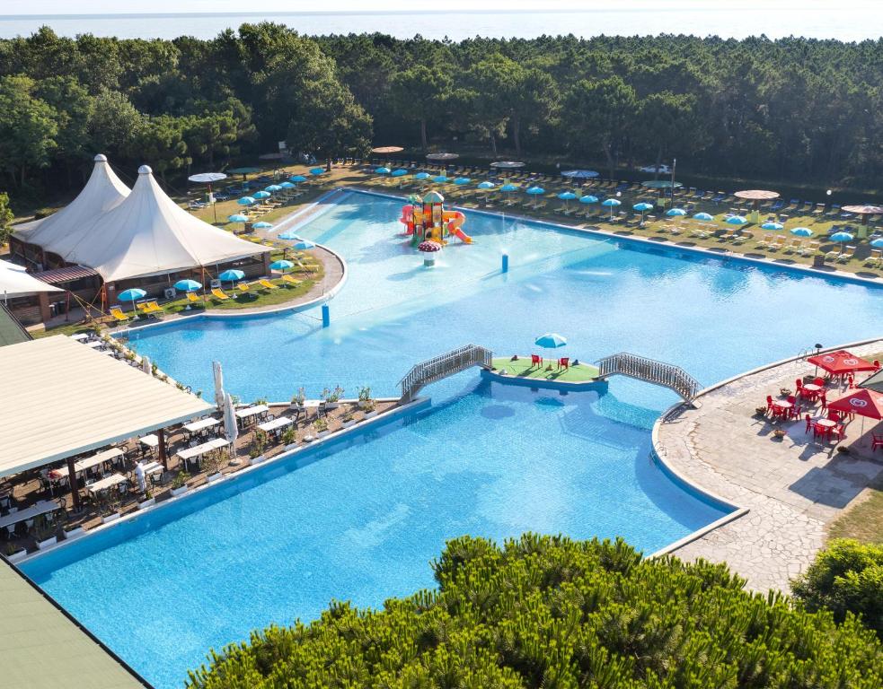 una vista sulla piscina di un resort di Residence Mare Pineta a Casal Borsetti