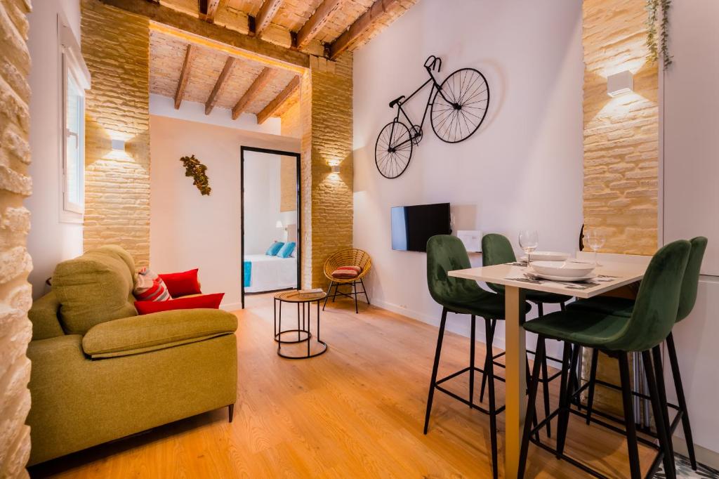 salon ze stołem i rowerem na ścianie w obiekcie Diseño Triana 2 rooms w Sewilli