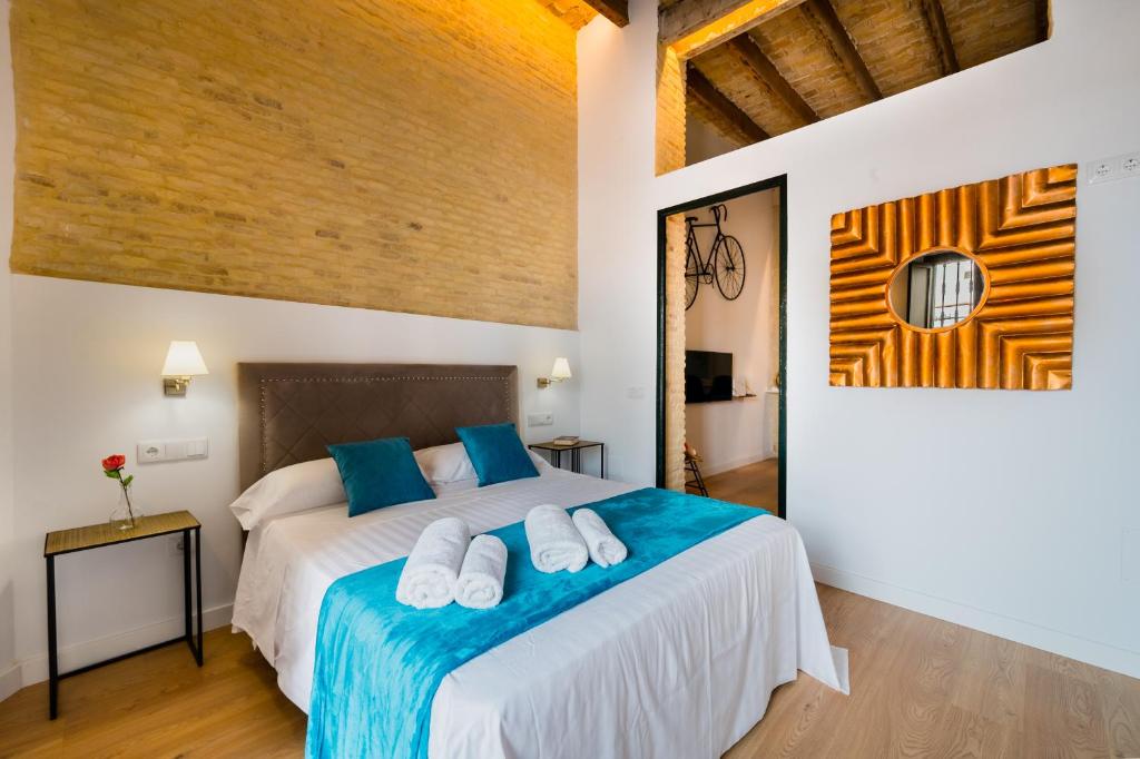 Łóżko lub łóżka w pokoju w obiekcie Diseño Triana 2 rooms