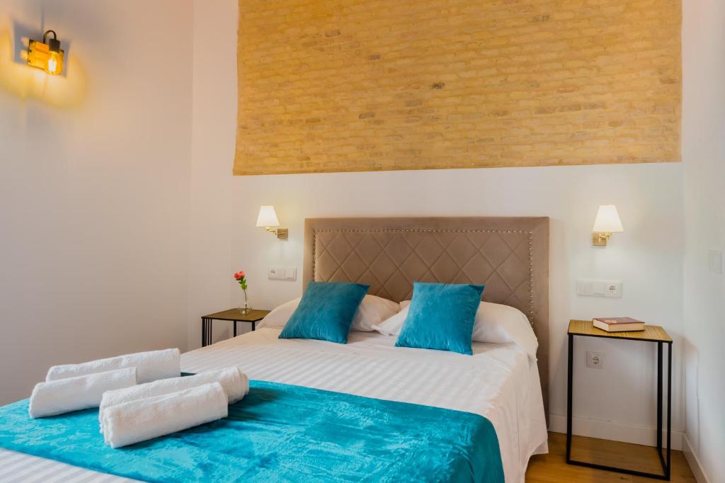 Łóżko lub łóżka w pokoju w obiekcie Diseño Triana 2 rooms