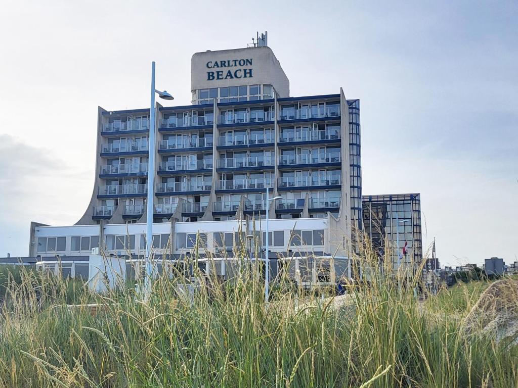 een gebouw met een bord erop bij Carlton Beach in Scheveningen