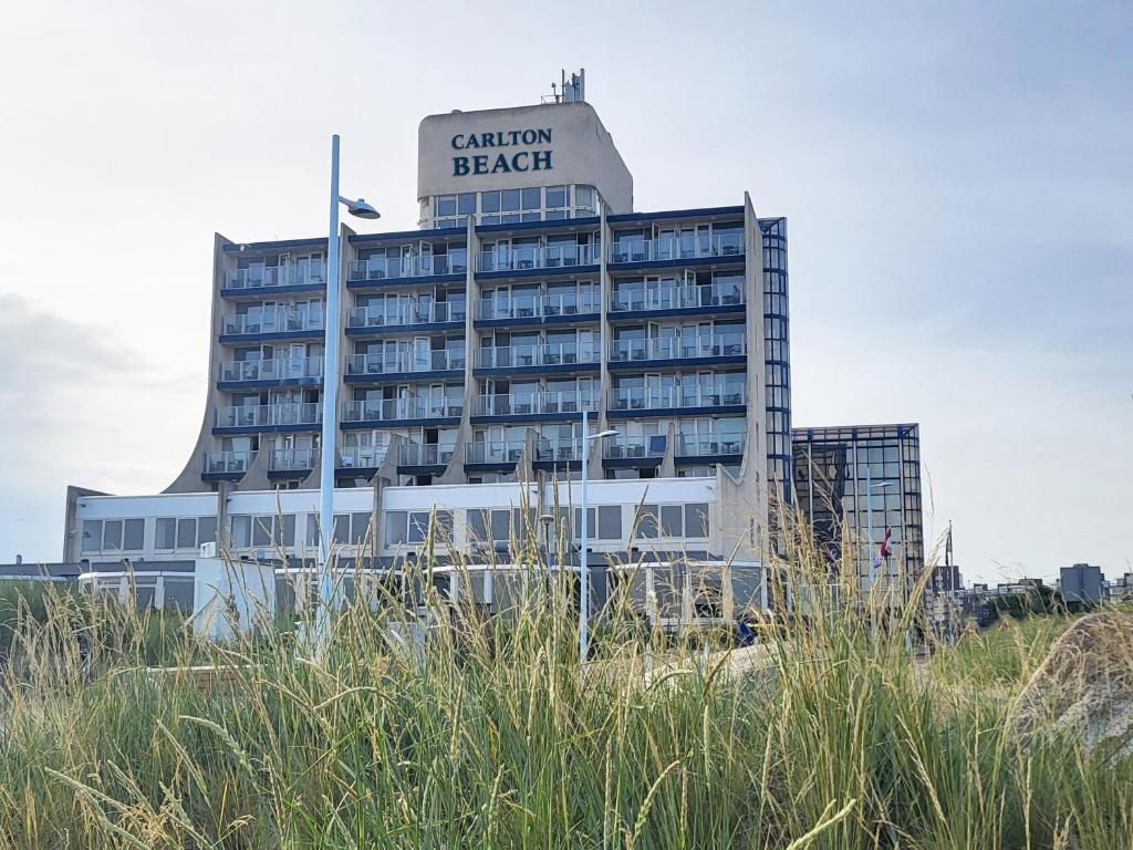 ein Gebäude mit einem Schild darüber in der Unterkunft Carlton Beach in Scheveningen