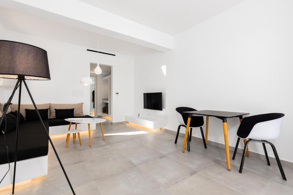 TV a/nebo společenská místnost v ubytování SERAPIAS SUITES