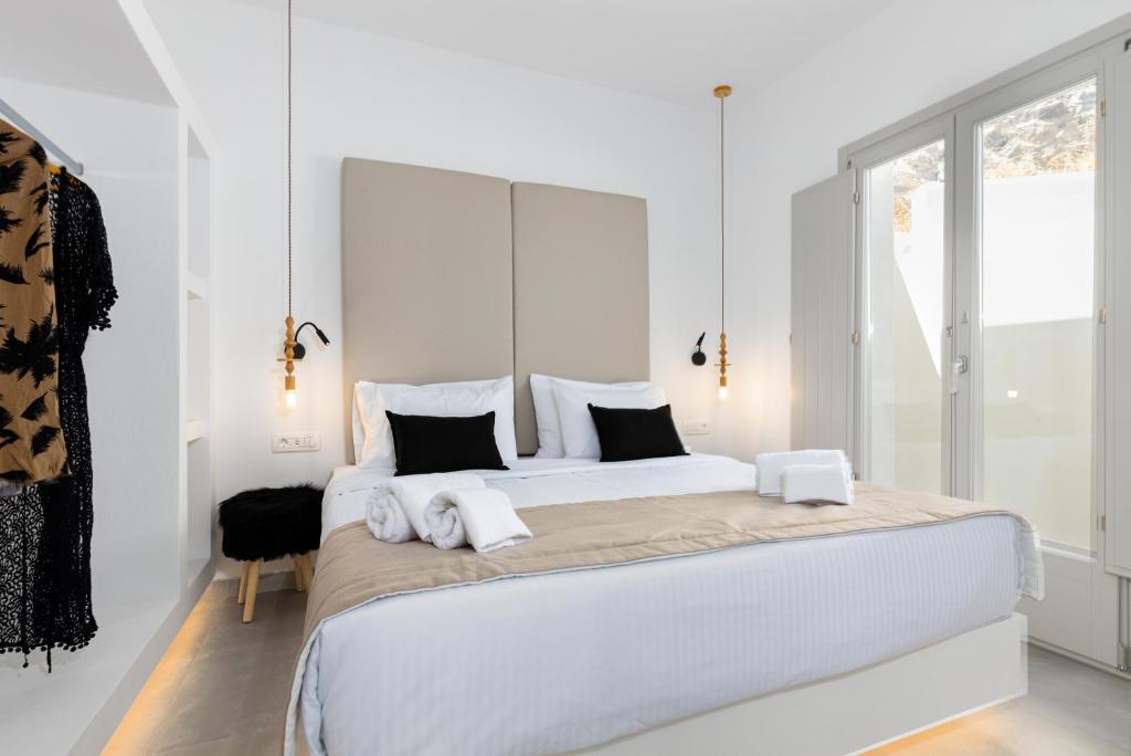 Postel nebo postele na pokoji v ubytování SERAPIAS SUITES