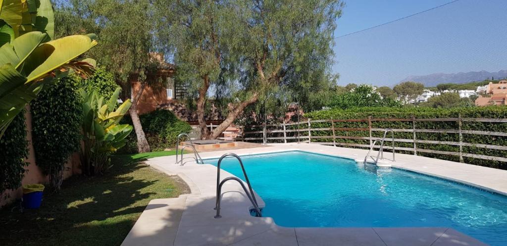 una piscina en un patio con una valla en Vivienda adosada con entrada independiente, en Marbella
