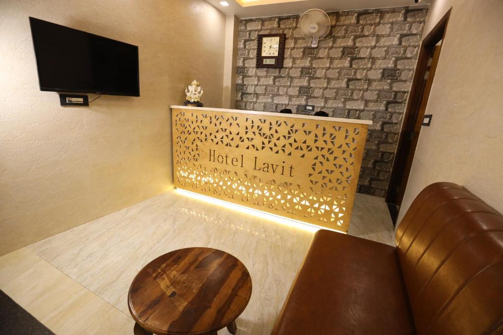TV a/nebo společenská místnost v ubytování Hotel Lavit Couple Friendly near Faridabad Metro station