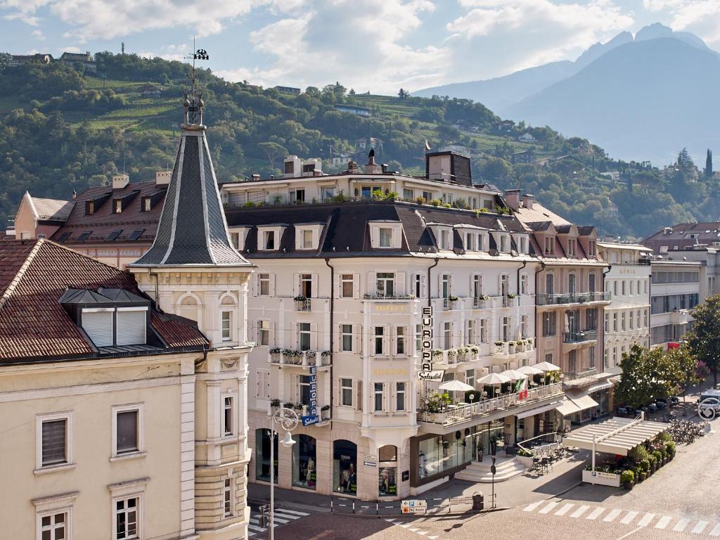 duży biały budynek z wieżą na górze w obiekcie Hotel Europa Splendid w Meranie