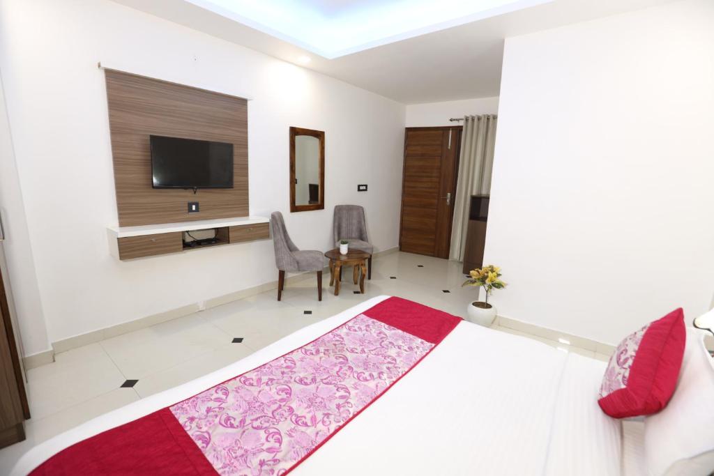 TV a/nebo společenská místnost v ubytování Hotel Lavit Couple Friendly near Faridabad Metro station
