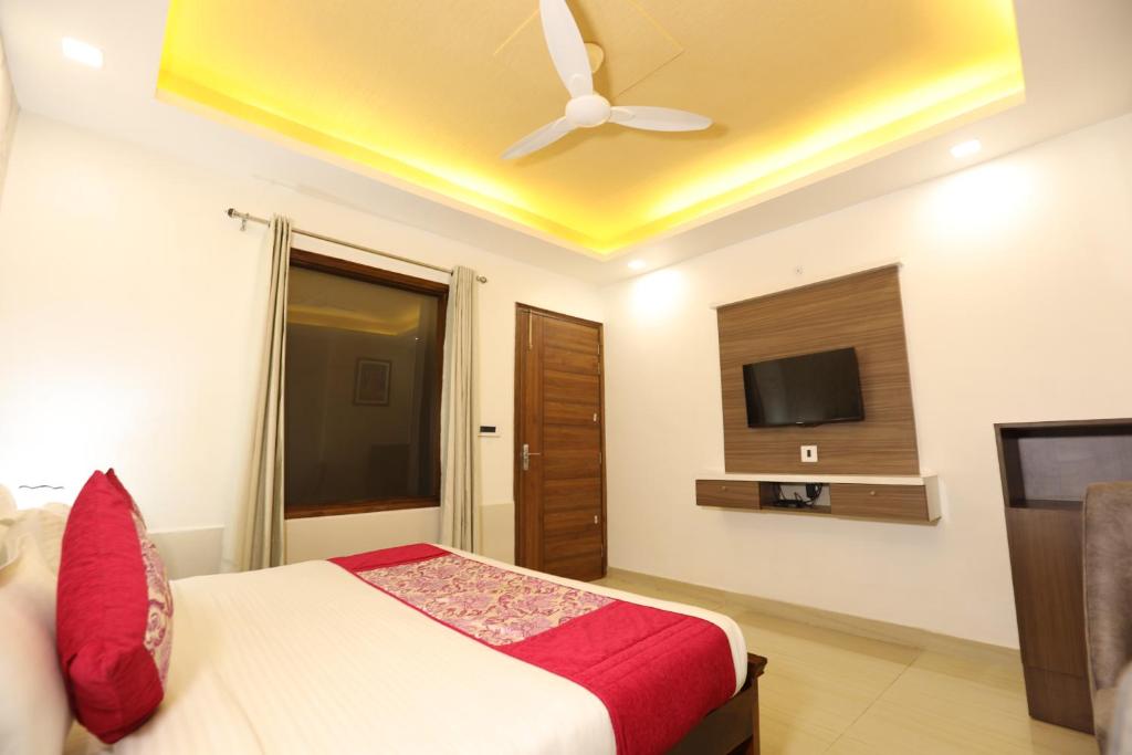 Postel nebo postele na pokoji v ubytování Hotel Lavit Couple Friendly near Faridabad Metro station