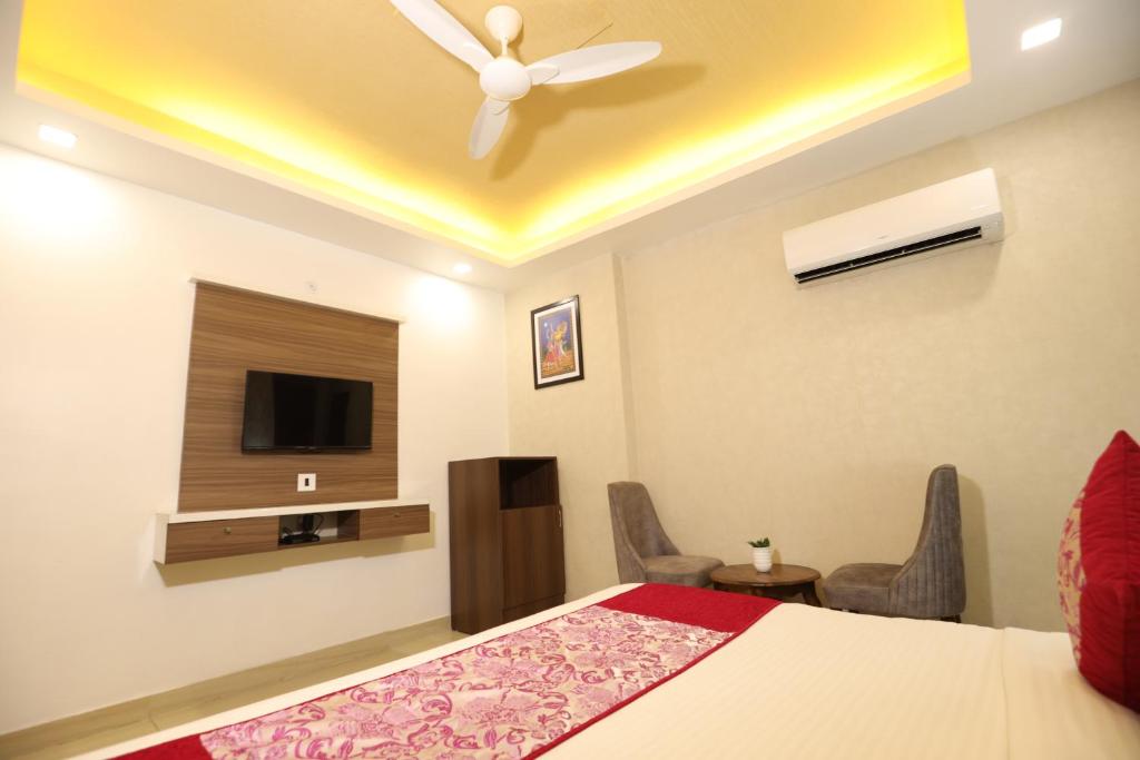 TV a/nebo společenská místnost v ubytování Hotel Lavit Couple Friendly near Faridabad Metro station