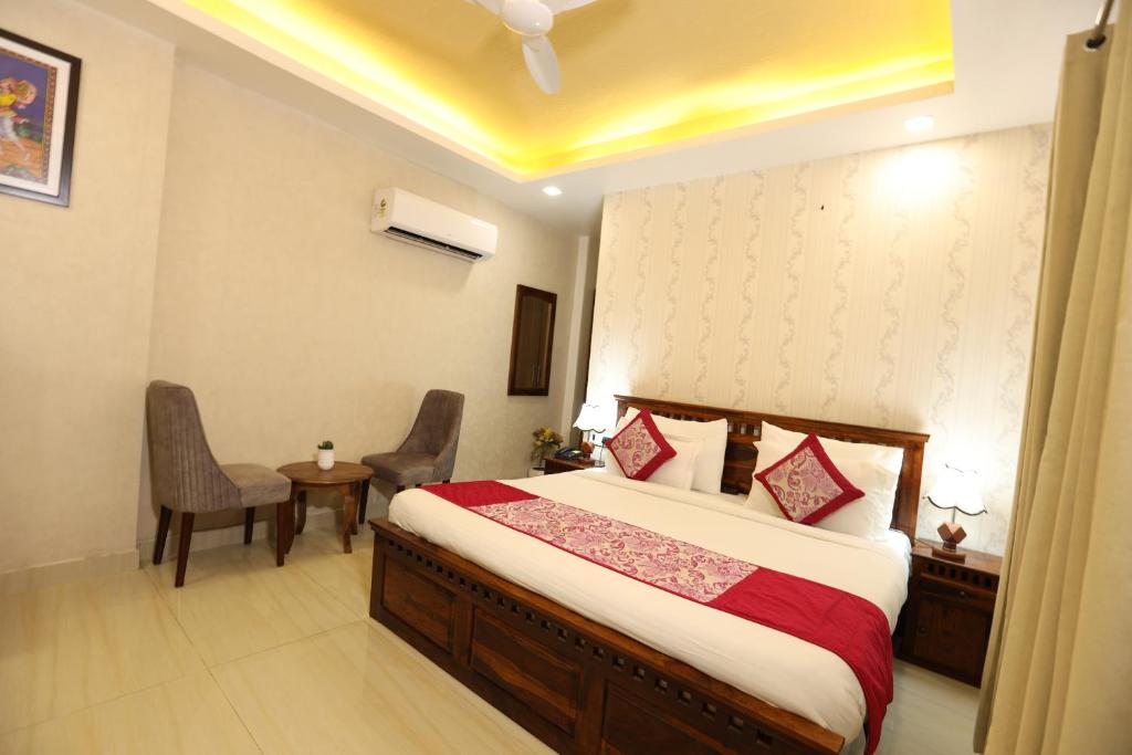 Postel nebo postele na pokoji v ubytování Hotel Lavit Couple Friendly near Faridabad Metro station