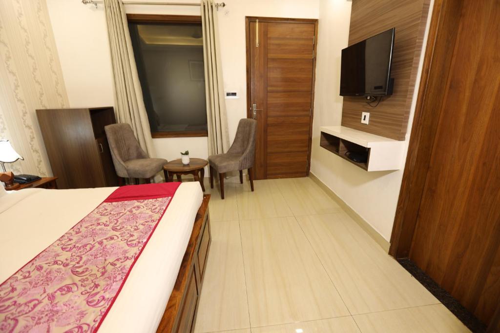 TV a/nebo společenská místnost v ubytování Hotel Lavit Couple Friendly near Faridabad Metro station