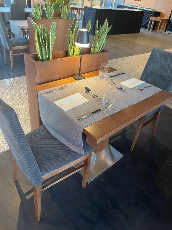 Um restaurante ou outro lugar para comer em Hotel Versatile