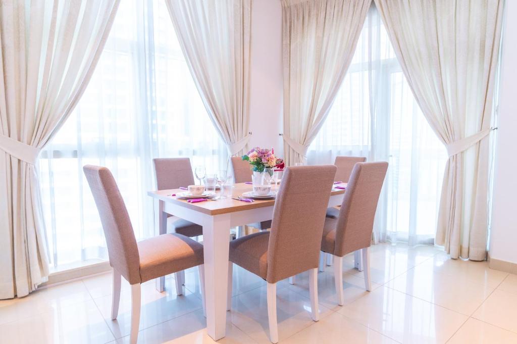 Posezení v ubytování Luxury Escapes - Spacious 2BR Apt in the heart of Dubai Marina- Yacht Bay