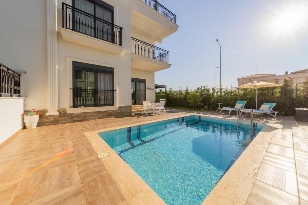- une piscine dans l'arrière-cour d'une maison dans l'établissement Villa with Private Pool in Belek, à Antalya