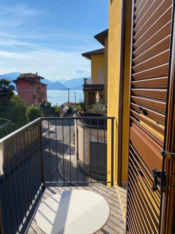 A balcony or terrace at Around Lago Maggiore apartments