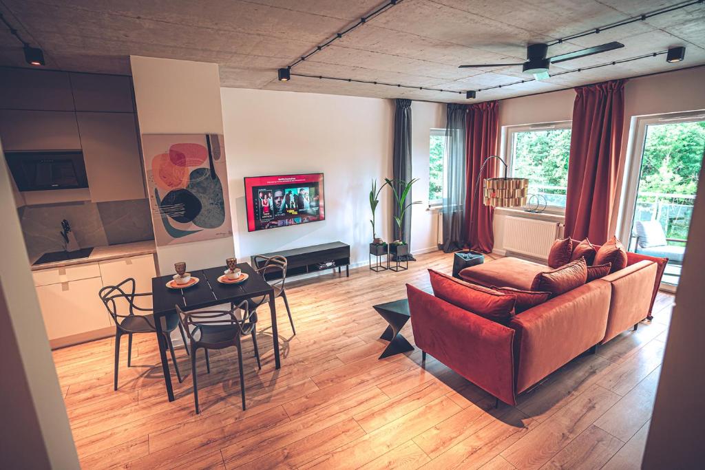 uma sala de estar com um sofá e uma mesa em THE LOFT - Wiślana 28 em Piotrków Trybunalski