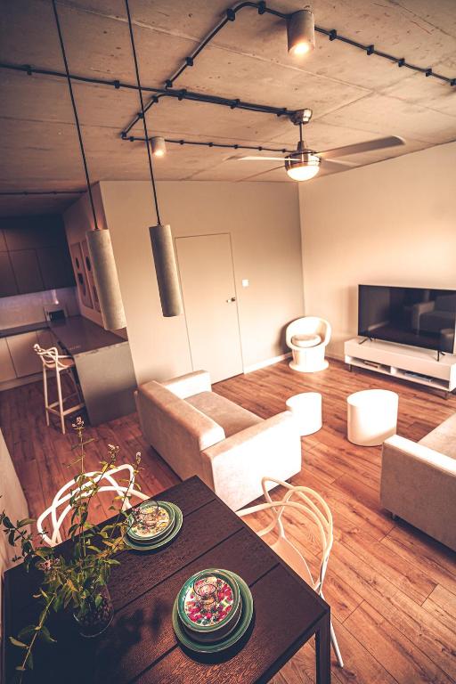 Televízia a/alebo spoločenská miestnosť v ubytovaní THE LOFT - Wiślana 28