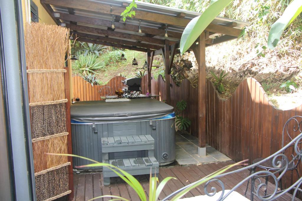Fotografie z fotogalerie ubytování LA LIANE DE JADE 974-Lodge Le Palissandre - jacuzzi privatif - piscine chauffée v destinaci Le Bois de Nèfles
