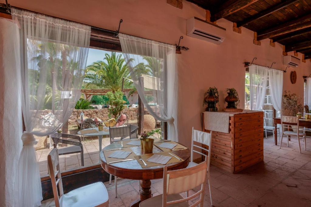 a dining room with a table and chairs and a window at Il Monastero in Geremèas