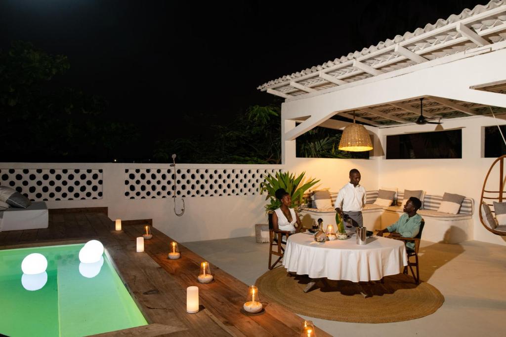 Bazén v ubytování Upendo Beach Boutique Hotel Zanzibar nebo v jeho okolí