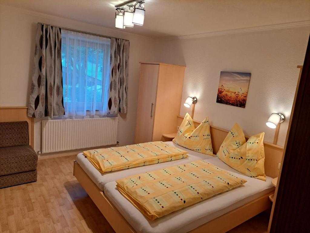 um quarto de hotel com duas camas e uma janela em Ferienwohnung Reiter em Sankt Jakob in Haus