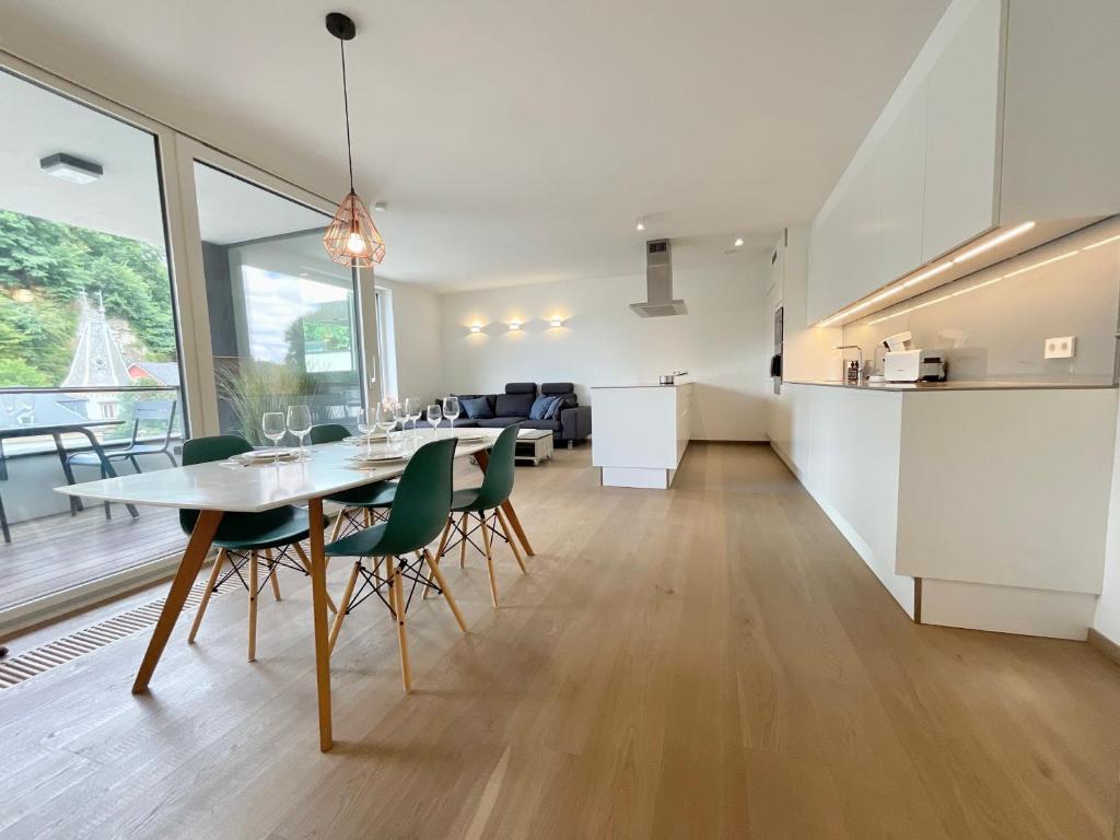 ein Esszimmer und eine Küche mit einem Tisch und Stühlen in der Unterkunft Kirchberg Apartment - High End 2 Bedrooms in Luxembourg City in Luxemburg (Stadt)