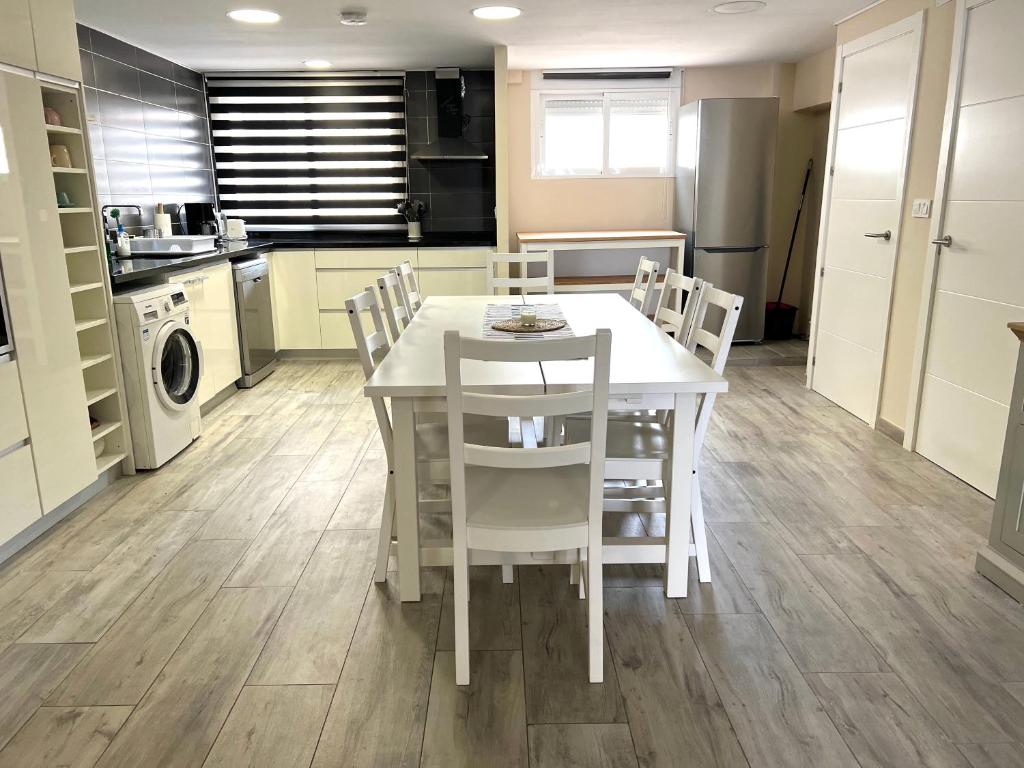 A kitchen or kitchenette at Seaside home Torrevieja - LaMata