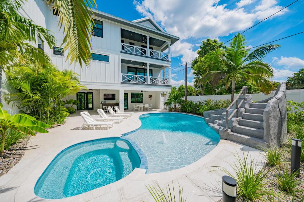 Crescent Beach House - Five-Bedroom House