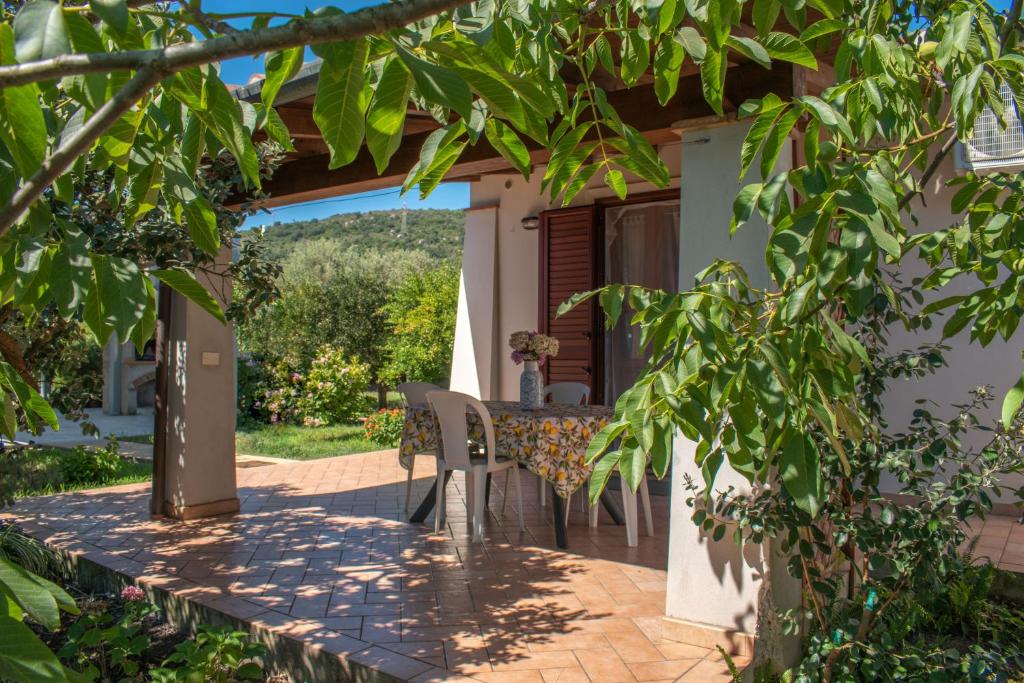 a view from the garden of a house with a table and chairs at Casa vacanze Tortoli' in Tortolì