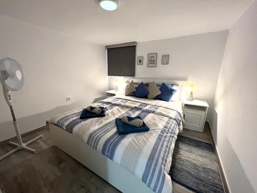 A bed or beds in a room at Seaside home Torrevieja - LaMata