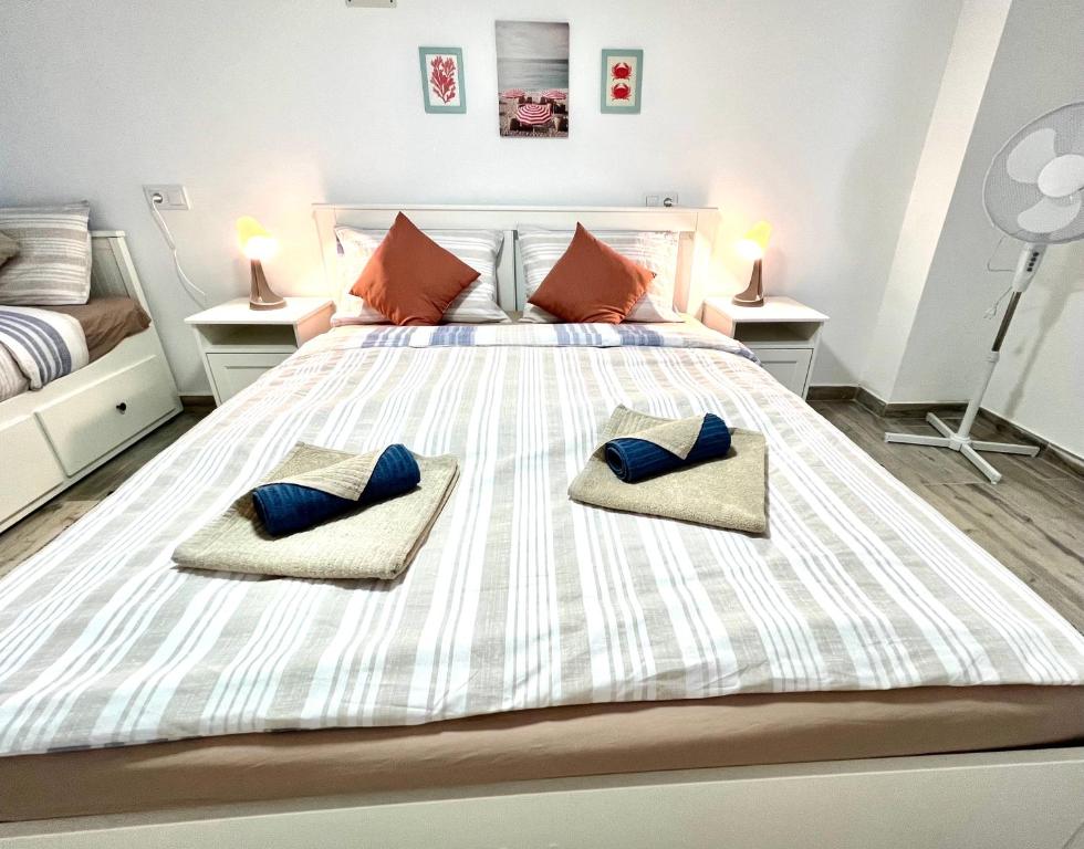 A bed or beds in a room at Seaside home Torrevieja - LaMata