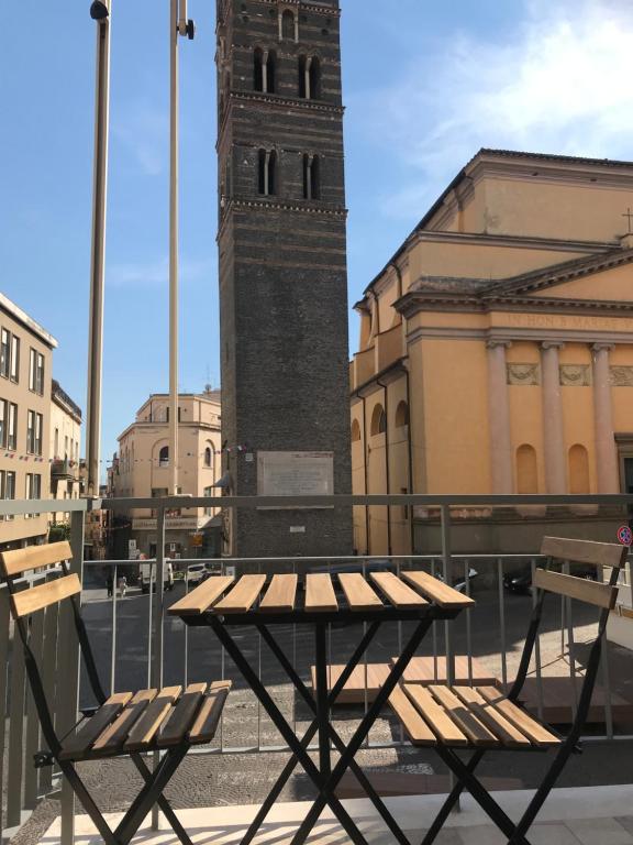 a picnic table and chairs in front of a clock tower at La torre in Velletri