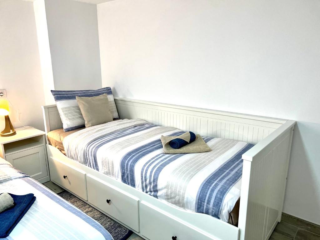 A bed or beds in a room at Seaside home Torrevieja - LaMata