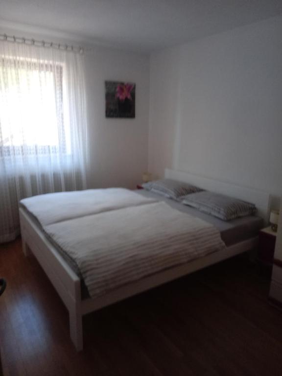 1 dormitorio con 1 cama grande y ventana en V klancu, en Dekani