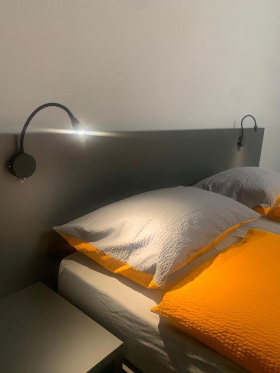 Łóżko lub łóżka w pokoju w obiekcie Rivacentro 2