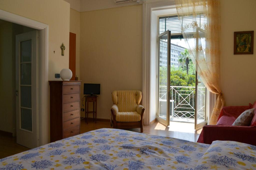 een slaapkamer met een bed en een glazen schuifdeur bij casa vacanze a casa di ciro in Napels