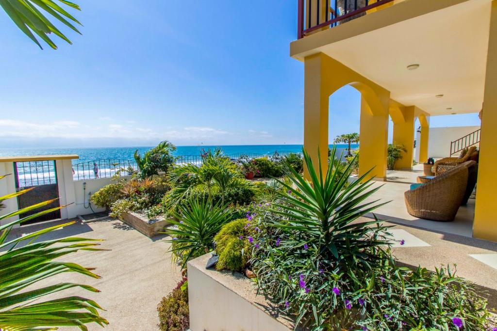 uma vista para o oceano a partir da varanda de uma casa em Beso del Sol em Santa Marianita