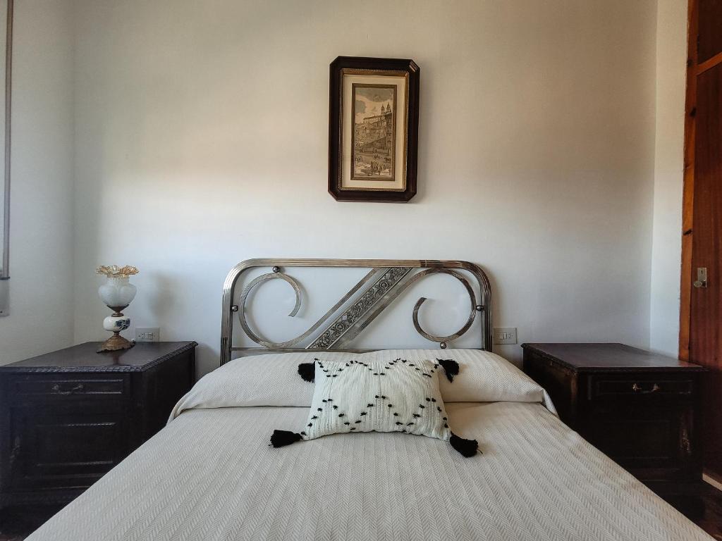1 dormitorio con cama con almohada en Casa rural Balcón de Monachil, en Monachil