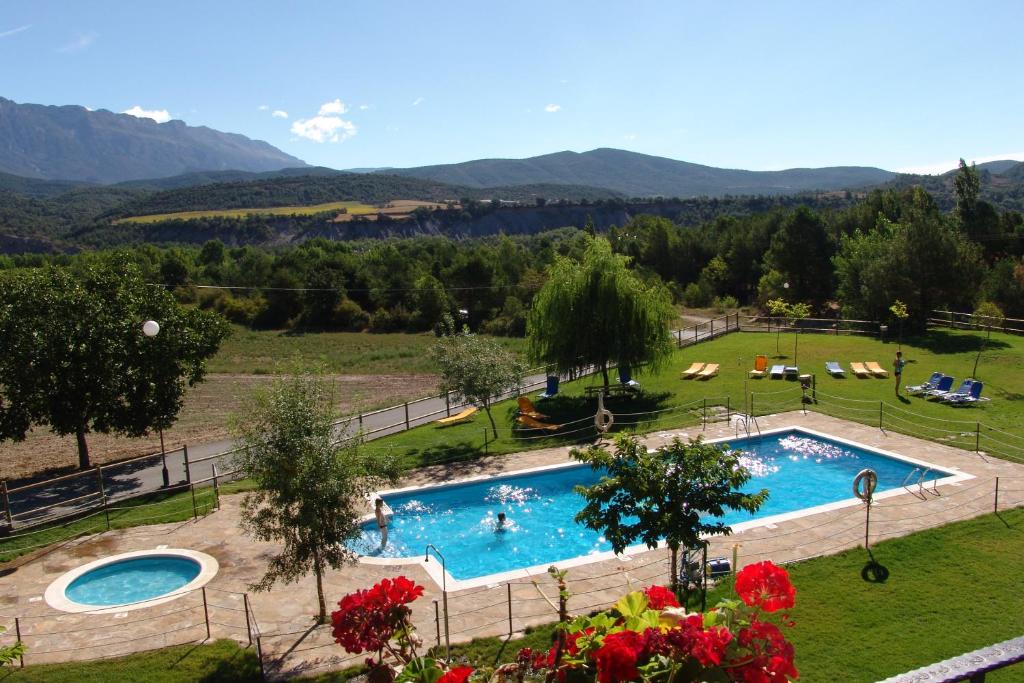 Bazén v ubytování Hotel & SPA Peña Montañesa nebo v jeho okolí
