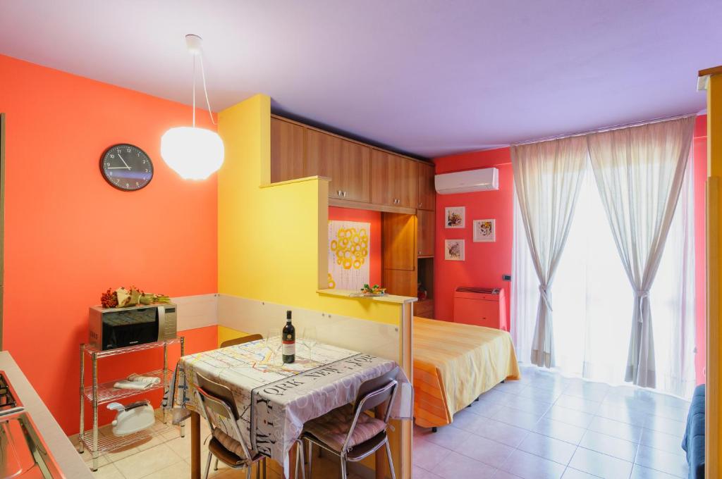 Zimmer mit einem Bett und einem Tisch in der Unterkunft Patty's Aparthotel Arezzo in Arezzo