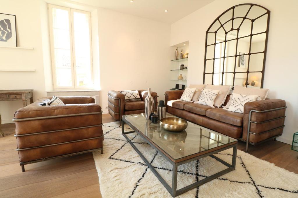 un salon avec deux canapés en cuir et une table dans l'établissement Beautiful 3 bedroom Carlton Canada 403, à Cannes