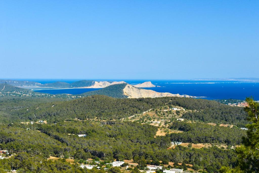 una vista aérea de las orillas del lago del cráter y del océano en Villa Sky Line, en Es Cubells