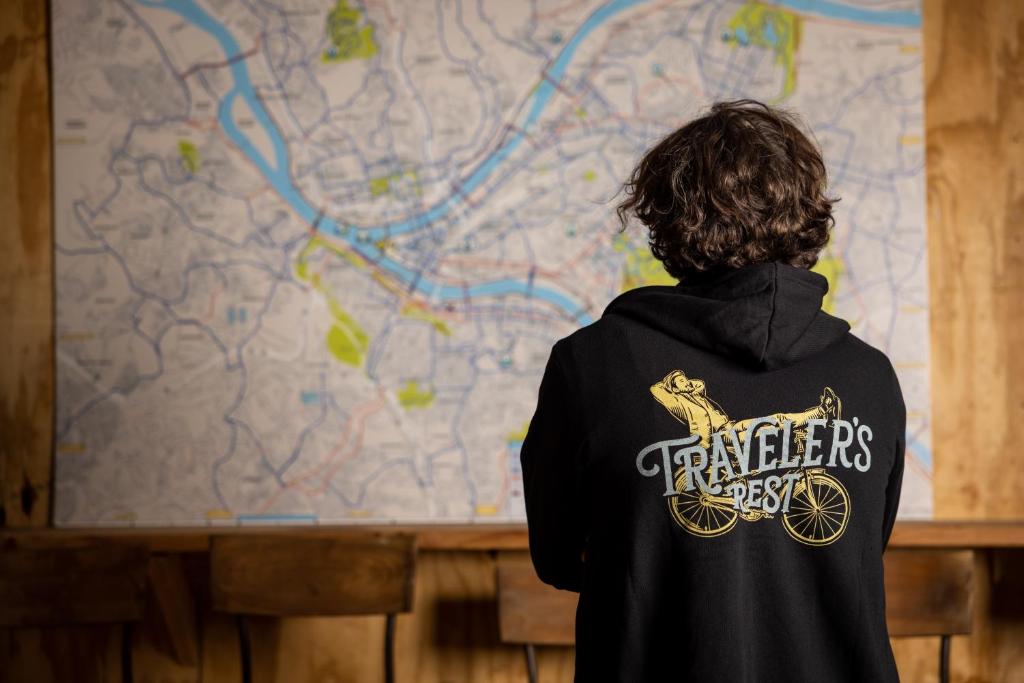 匹兹堡Traveler's Rest Hotel的看地图的黑色衬衫的人