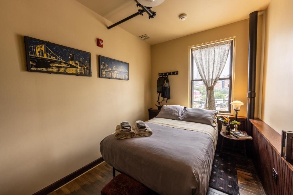 匹兹堡Traveler's Rest Hotel的一间卧室,床上放着一双鞋